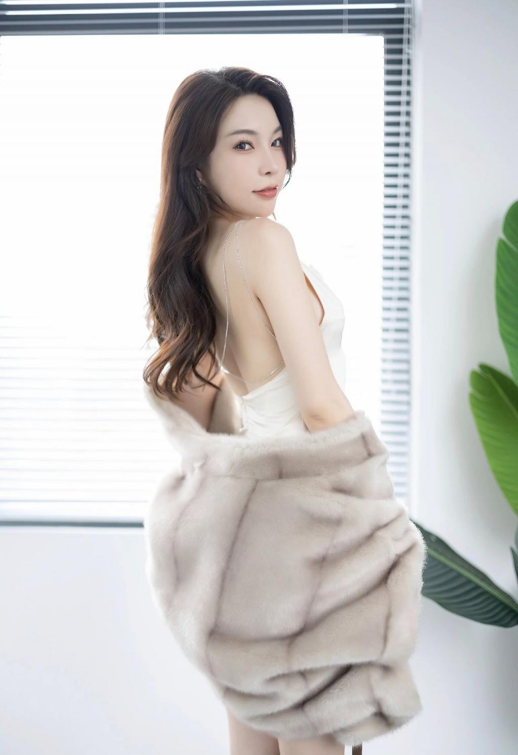 纤细长腿的时尚魅力