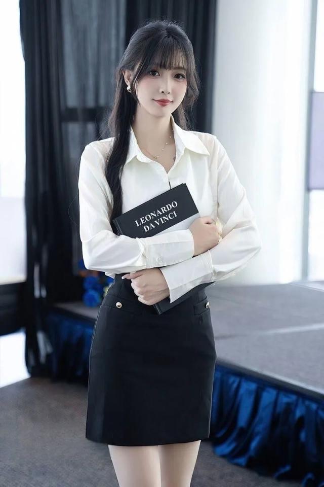 职场美女黑色包臀裙甜美写真