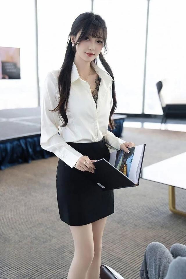 职场美女黑色包臀裙甜美写真