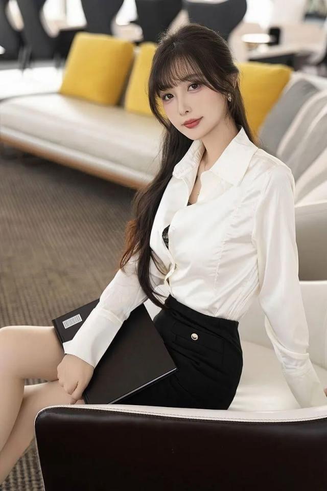 职场美女黑色包臀裙甜美写真