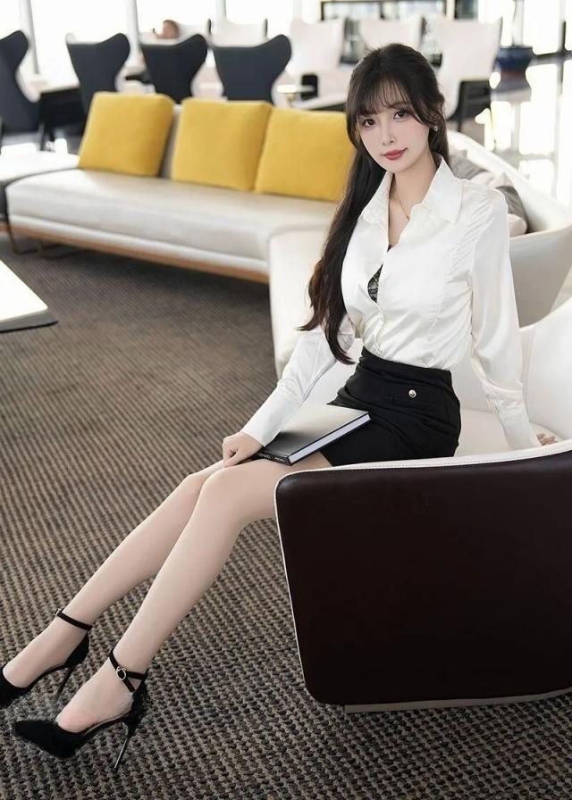 职场美女黑色包臀裙甜美写真