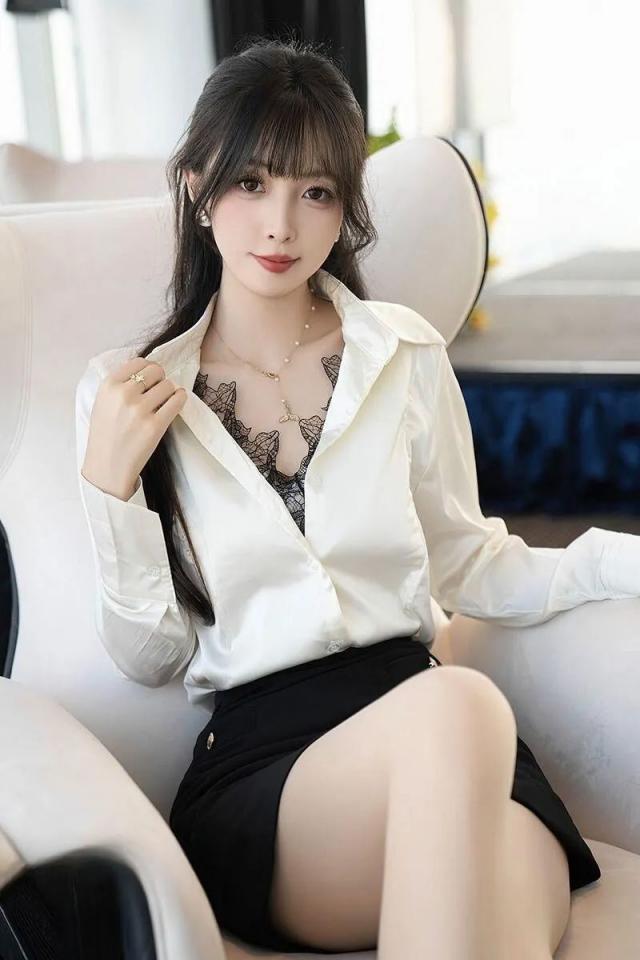 职场美女黑色包臀裙甜美写真