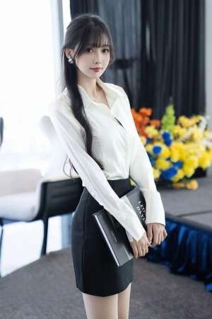 职场美女黑色包臀裙甜美写真