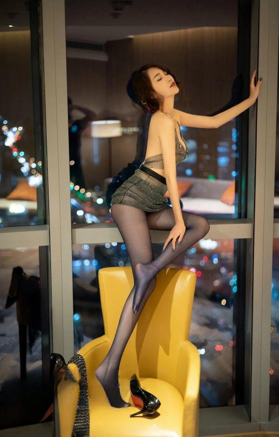 超短裙黑丝裤翘臀诱惑