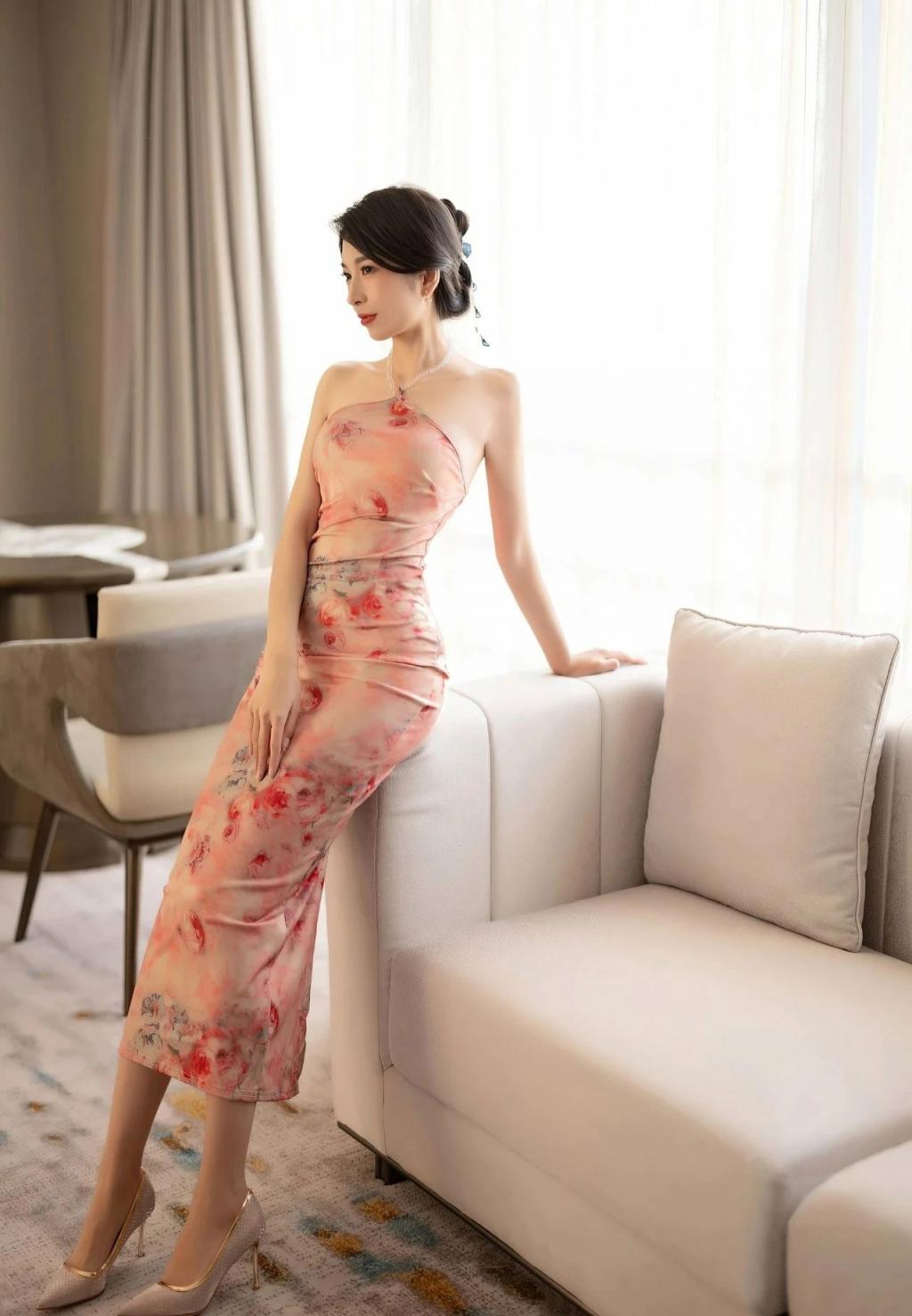 肤白貌美曲线婀娜大长腿