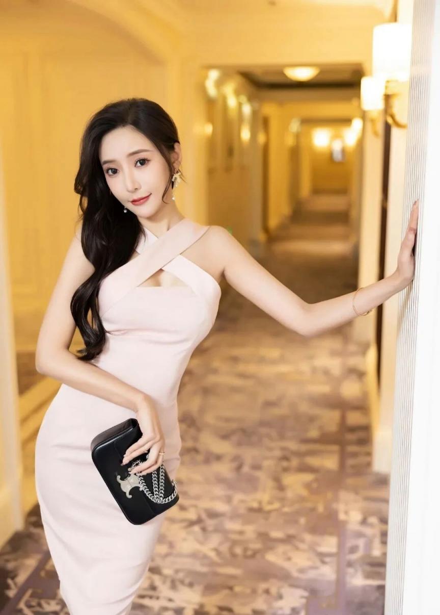 肤白貌美曲线婀娜大长腿