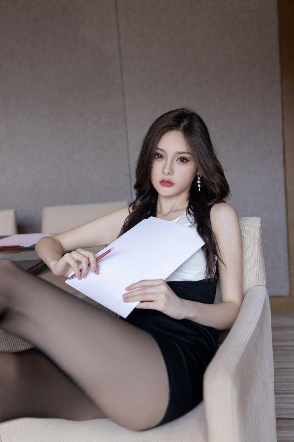 会议室连身裙超薄黑丝