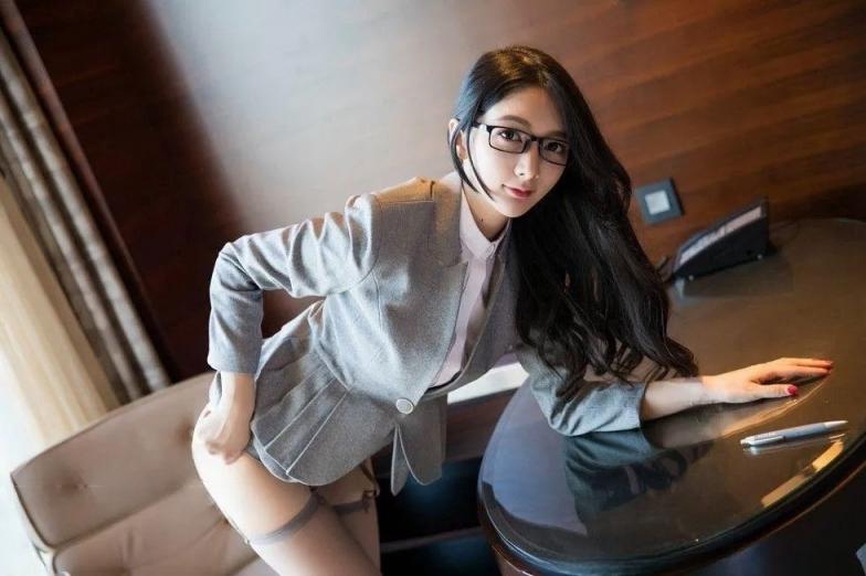 会议室连身裙超薄黑丝