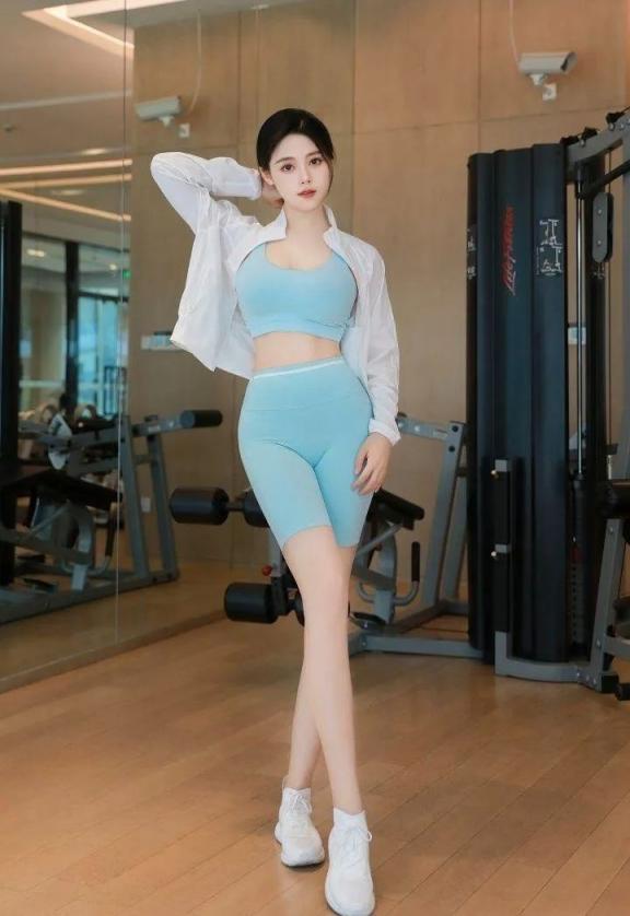 紧身运动衣配瑜伽裤秀别致身材
