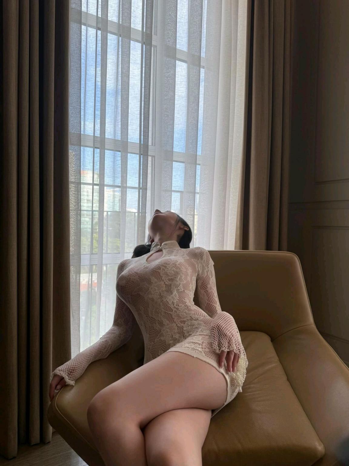 连体渔网袜、比基尼，大大方方的展示