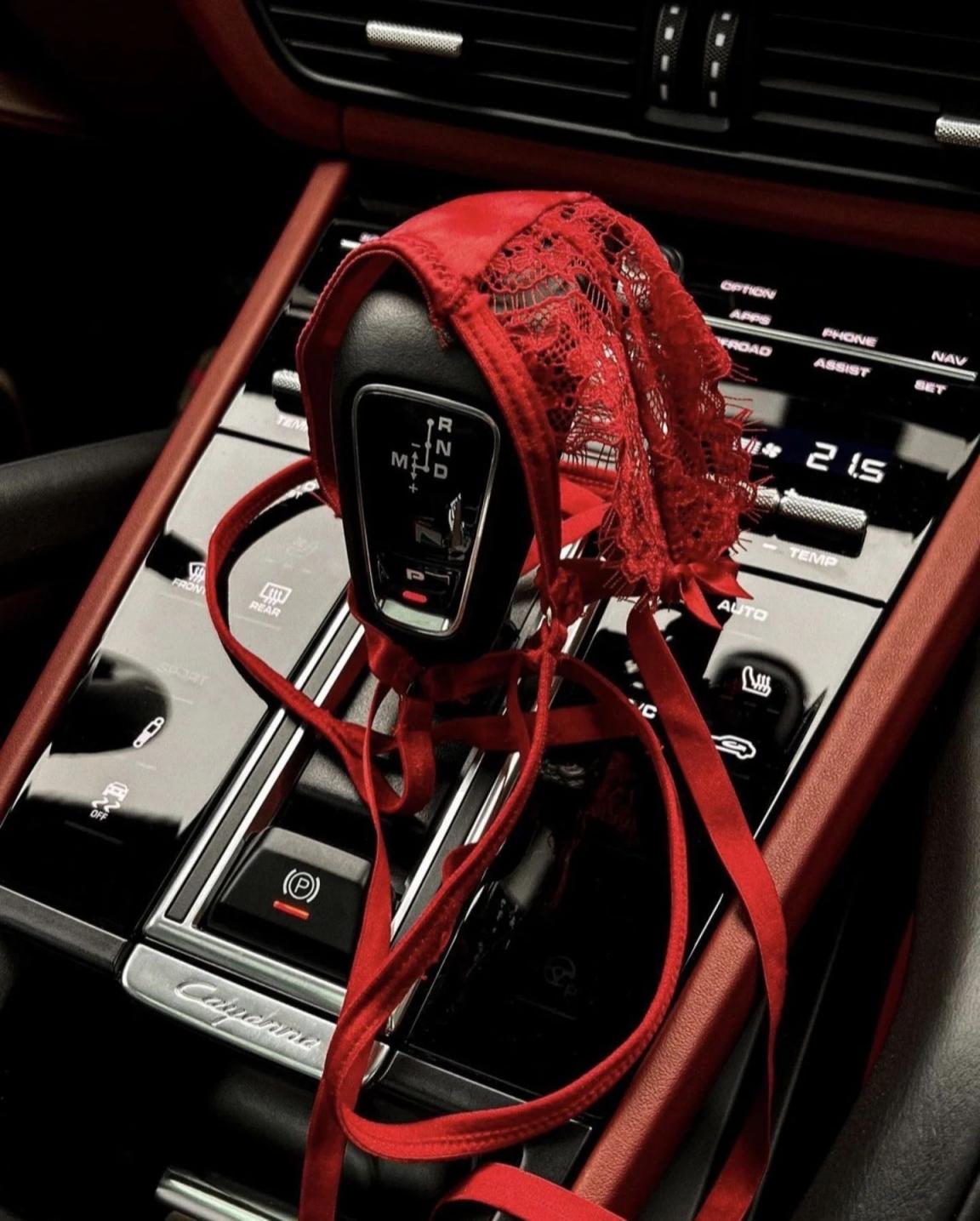 连体渔网袜、比基尼，大大方方的展示