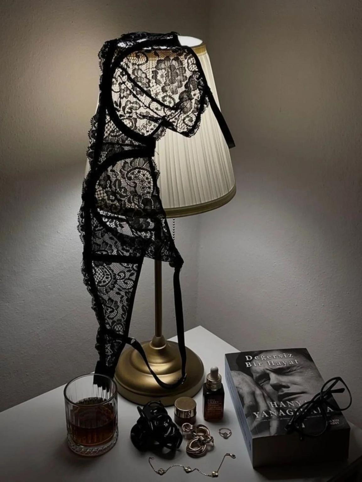 连体渔网袜、比基尼，大大方方的展示