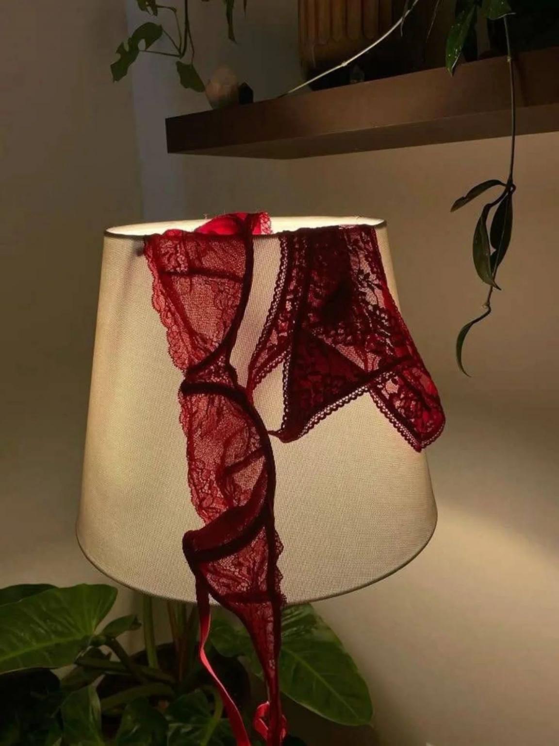 连体渔网袜、比基尼，大大方方的展示