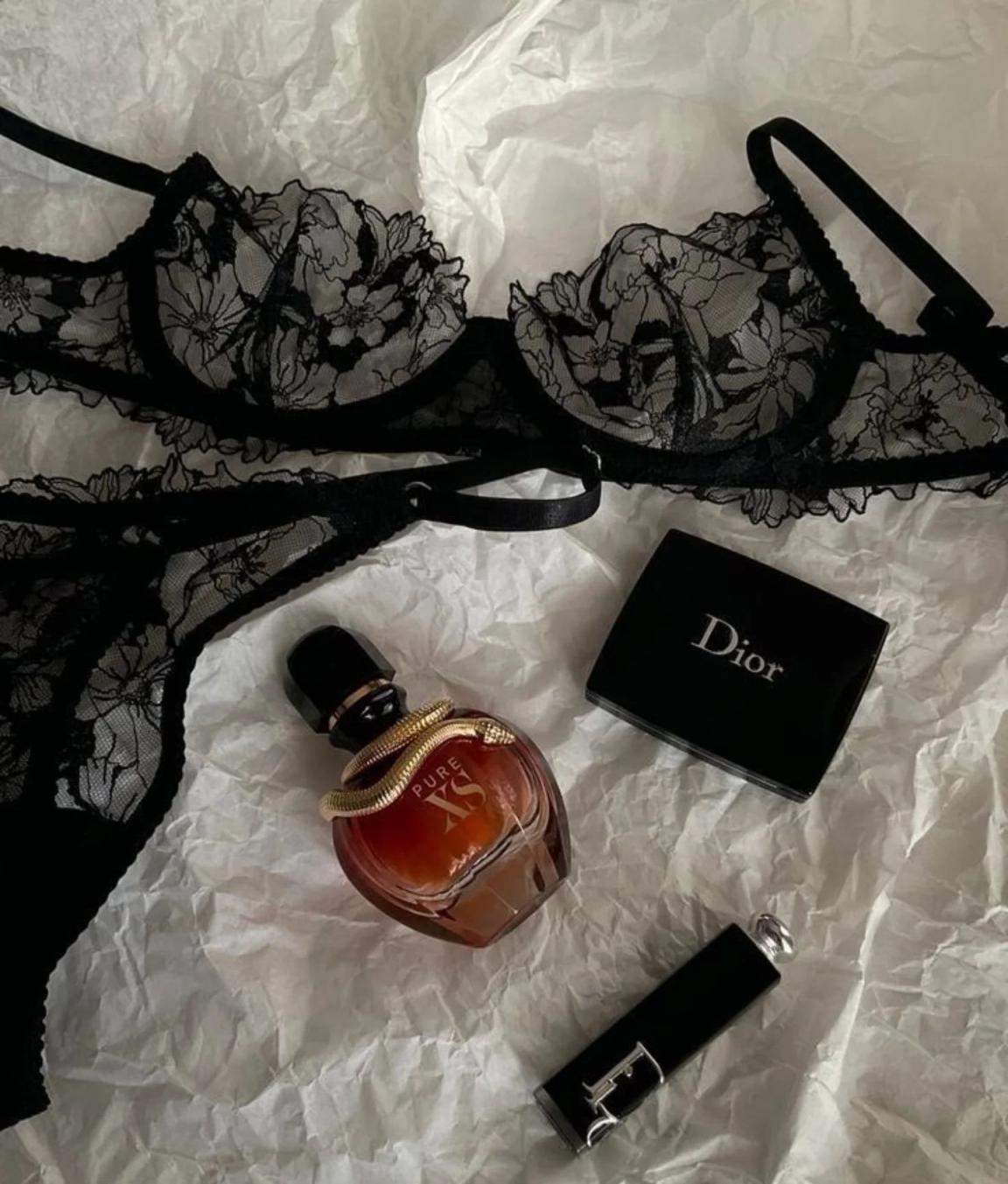 连体渔网袜、比基尼，大大方方的展示