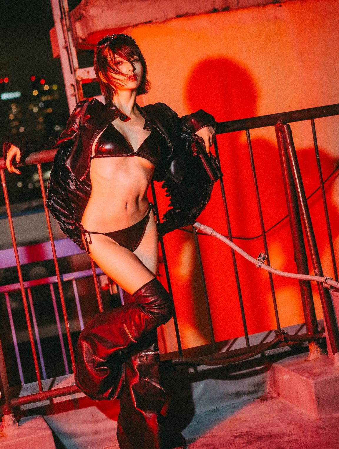 连体渔网袜、比基尼，大大方方的展示