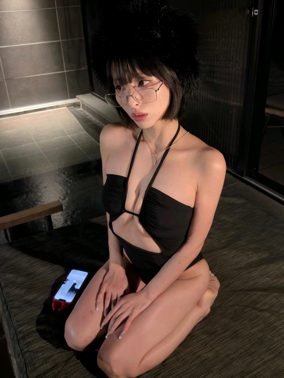 连体渔网袜、比基尼，大大方方的展示