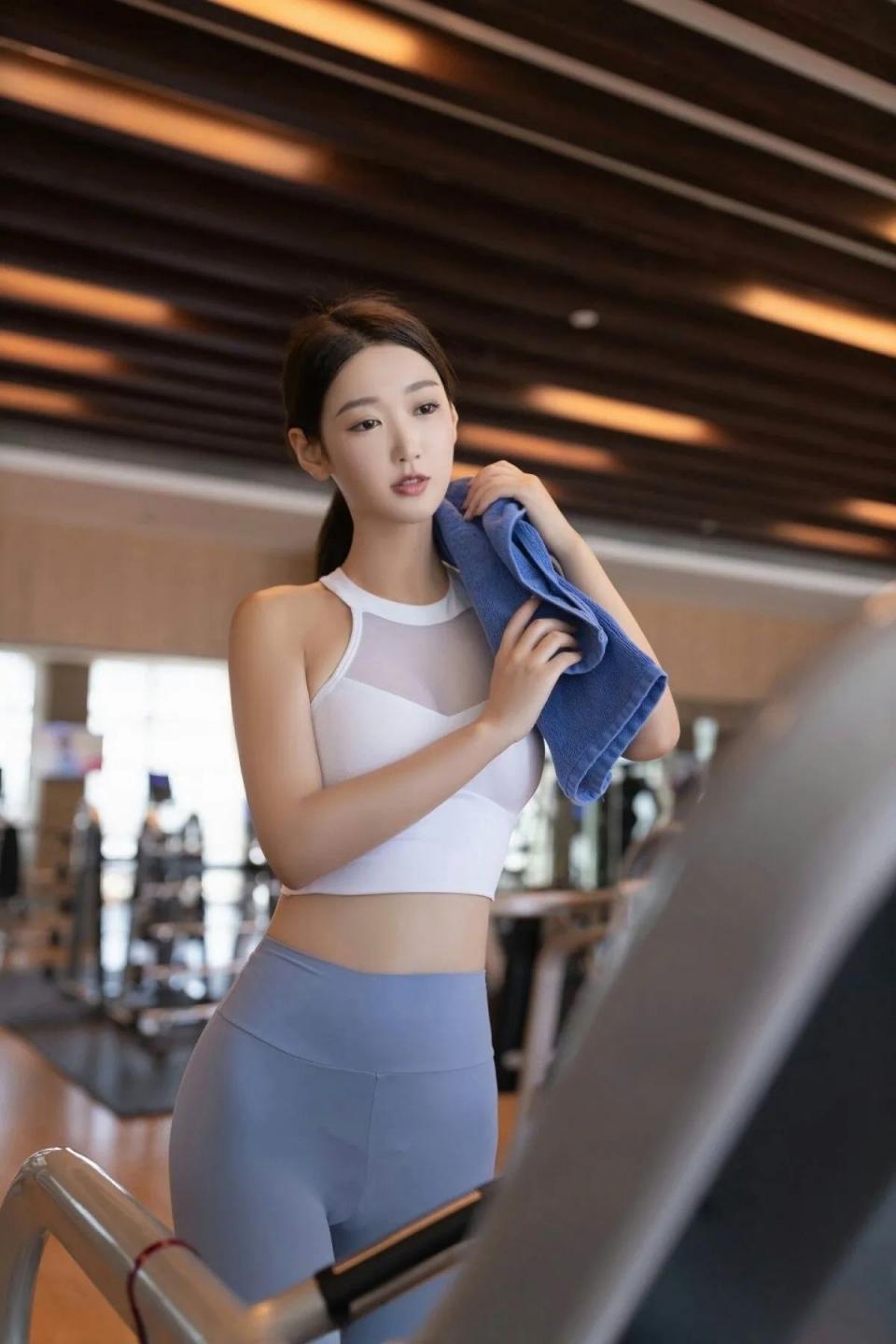 翘臀瑜伽裤美女