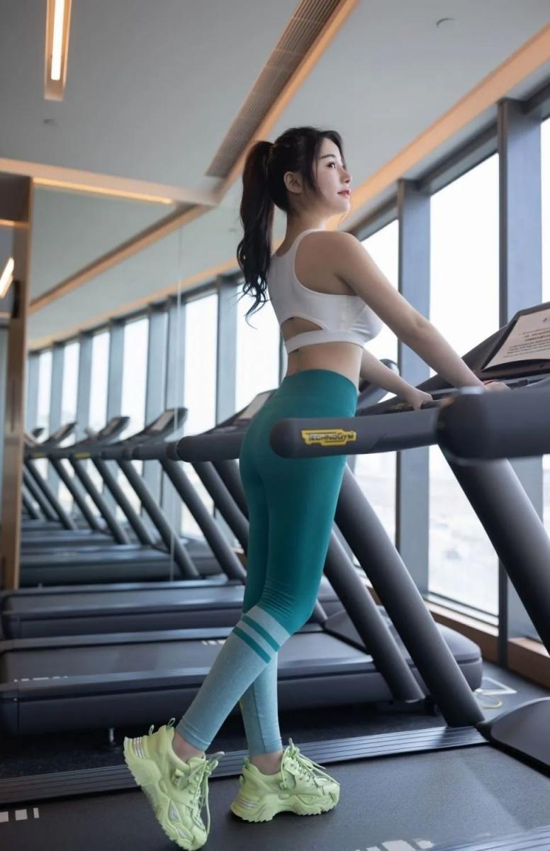 翘臀瑜伽裤美女