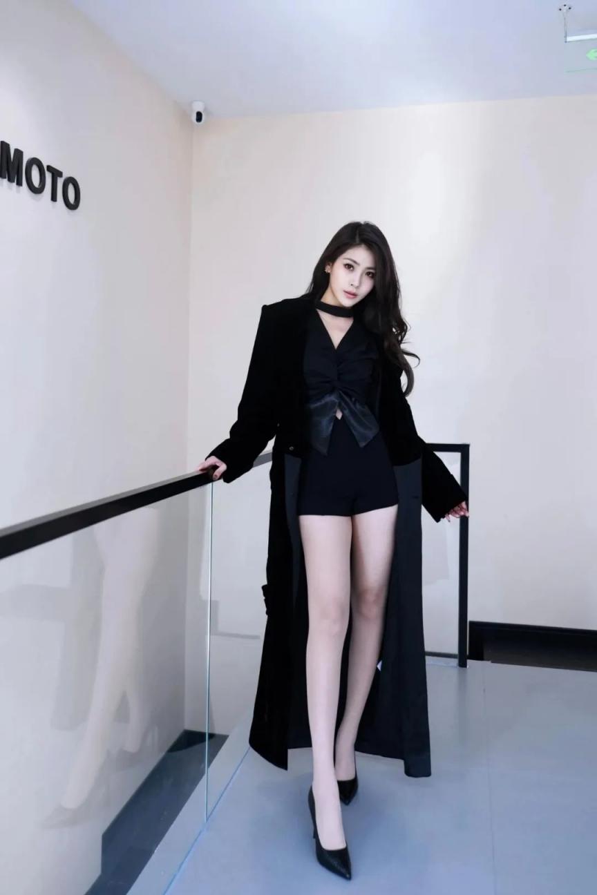 满屏大长腿尽显迷人风采