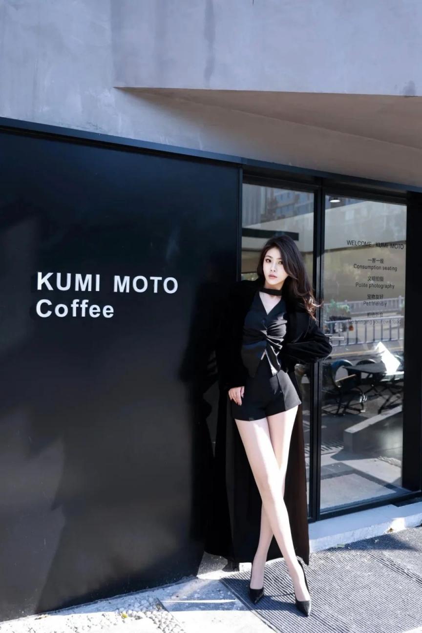 满屏大长腿尽显迷人风采