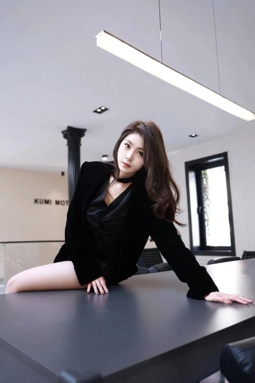 满屏大长腿尽显迷人风采