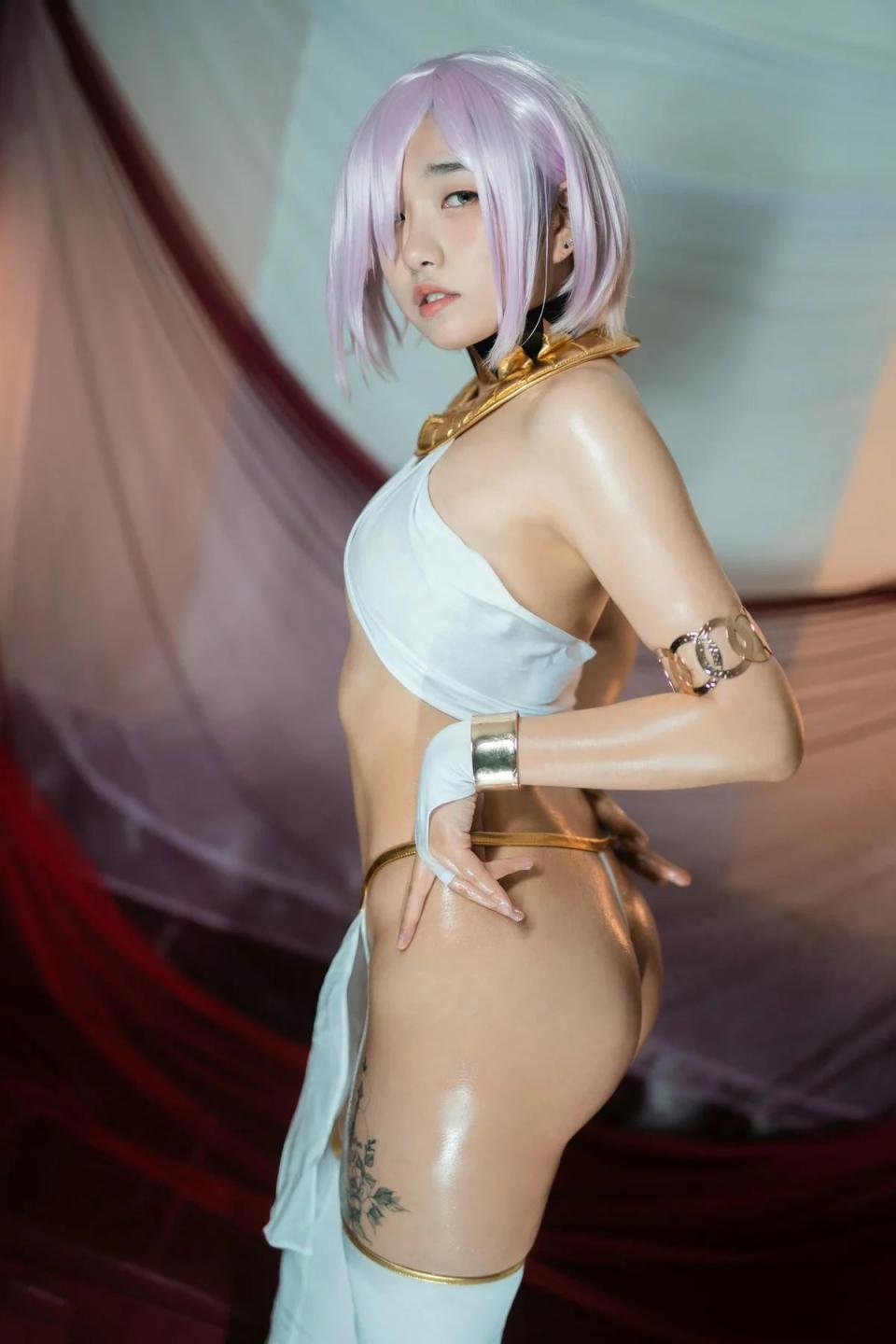 玉背丁字裤诱惑