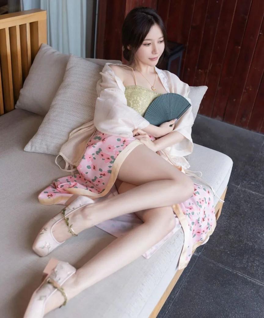 丝袜美腿性感且优雅