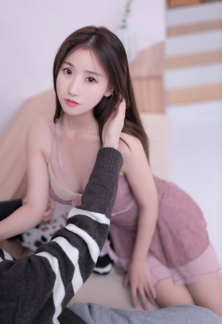 粉色杏子吊带裙写真