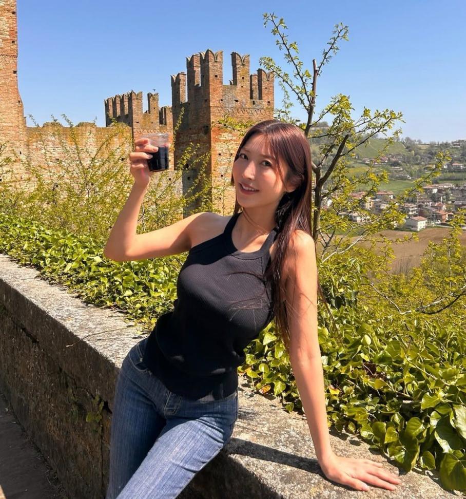 丰满肥美的少妇美女图片