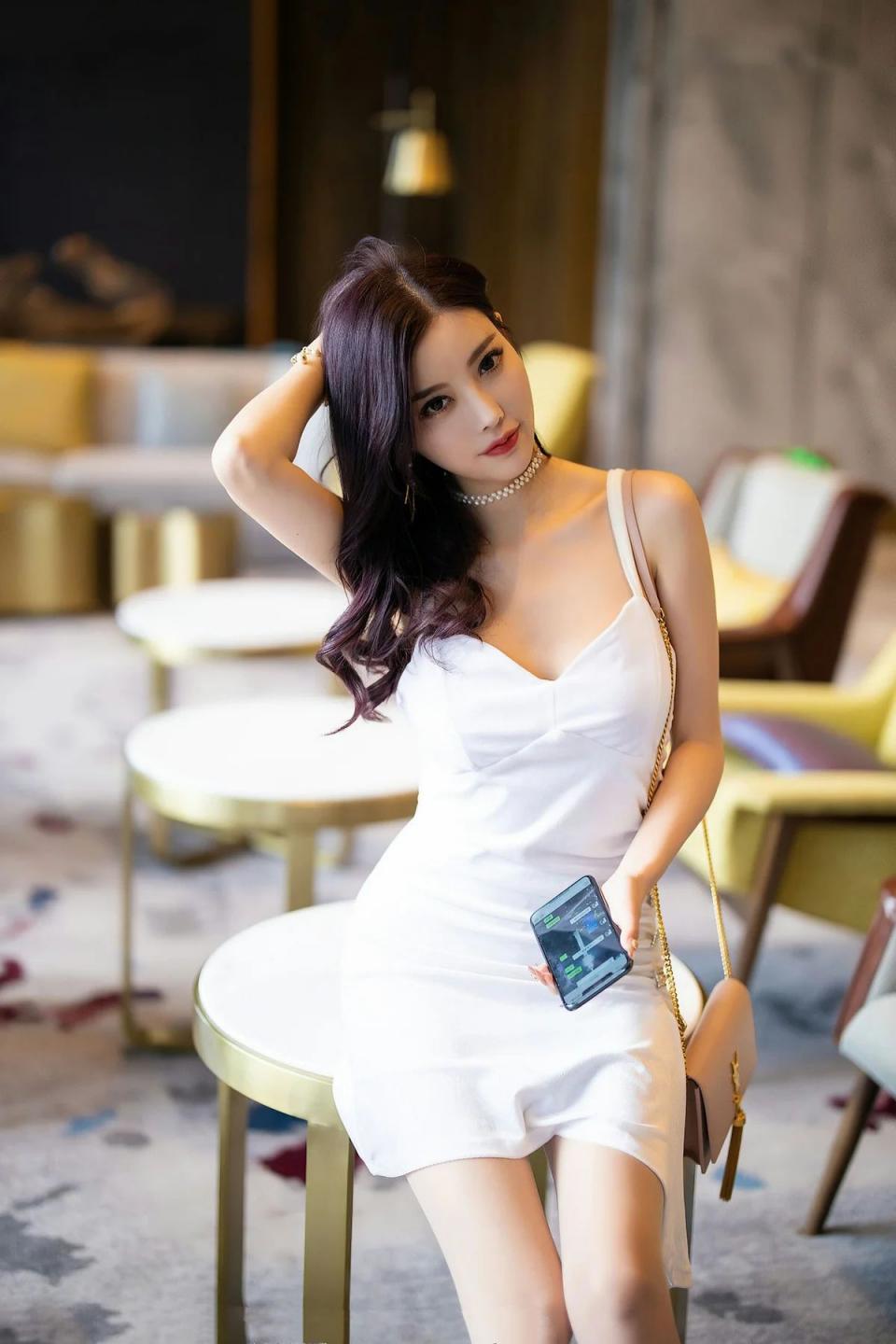 杨晨晨sugar 白色吊裙肉丝