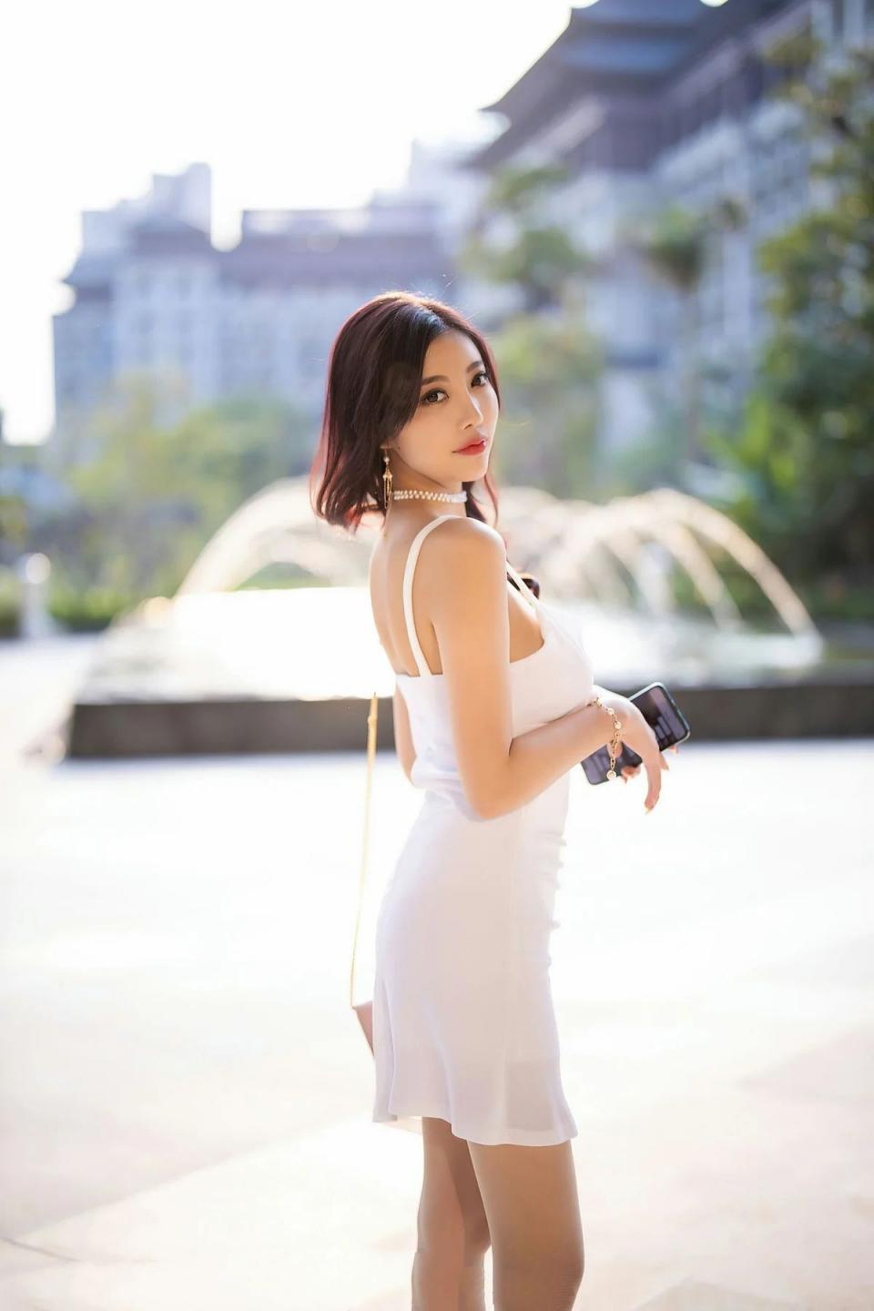 杨晨晨sugar 白色吊裙肉丝