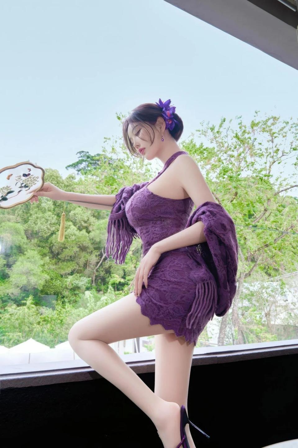 杨晨晨sugar  碧蓝披肩镂空短裙