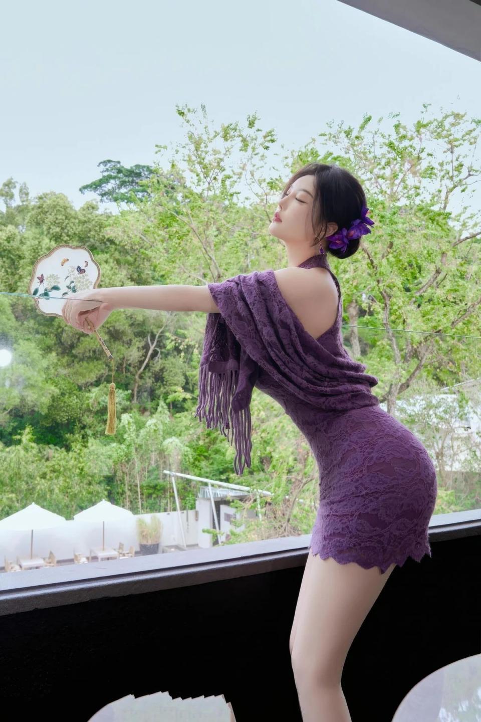 杨晨晨sugar  碧蓝披肩镂空短裙